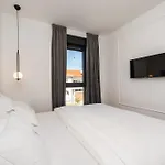 K Luxury Few Min Walk From The Apartment *