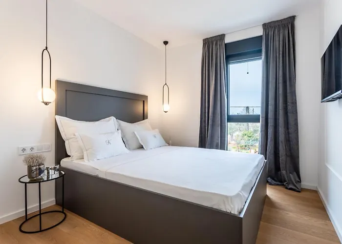 K Luxury Few Min Walk From The Apartamento